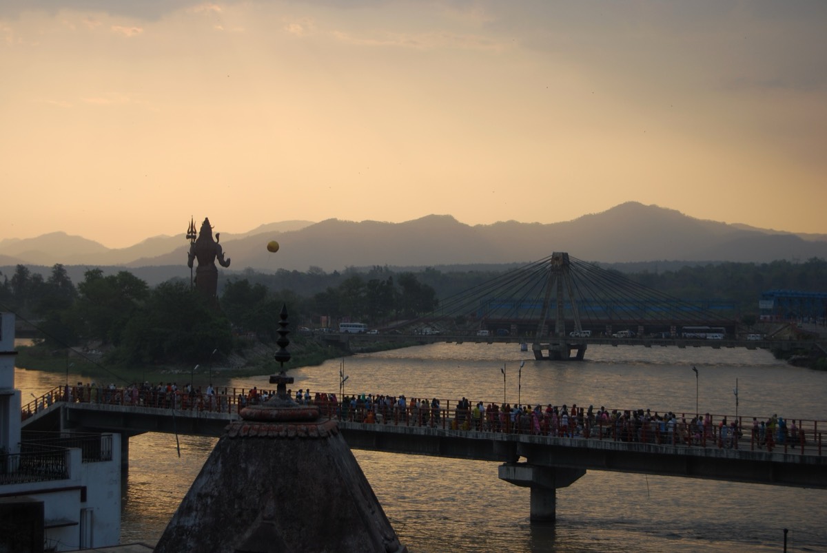 ঋষিকেশ: হিমালয়ের দ্বারে বিশ্বের যোগ রাজধানী